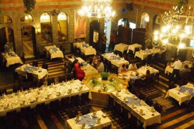 سعر كأس الشاي 1900 ليرة وفنجان القهوة 1800 ليرة بأحد مطاعم دمشق والسياحة تعلّق : مطاعم الخمس نجوم تسعّر كما تريد 
