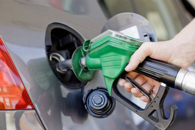 خبراء اقتصاديون يتوقعون انعكاس ارتفاع أسعار البنزين على السلع والمواصلات