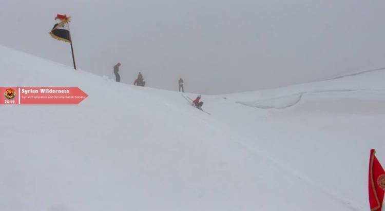 لأول مرة في سورية .. بدء  رياضة التزلج على الثلوج بجبال بلودان تجريبياً