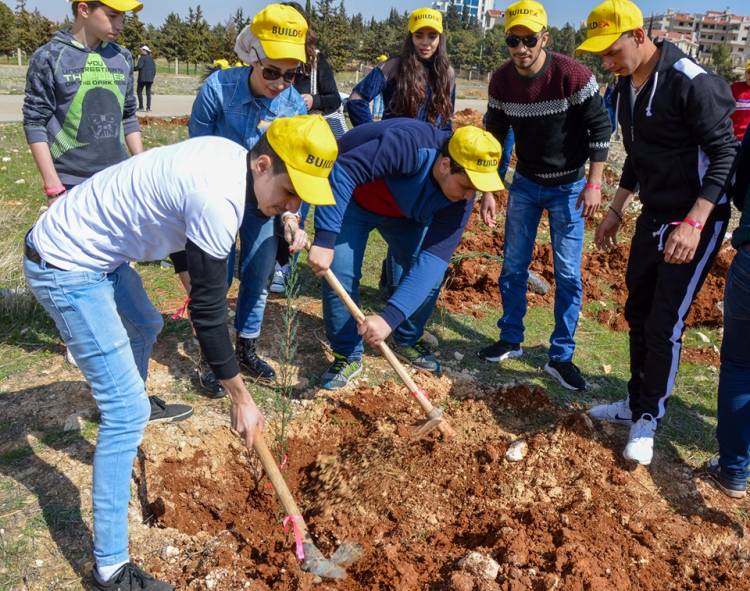 بيلدكس يزرع معرة صيدنايا بـ 500 شجرة.. دكاترة جامعة أنطاكية: الحملة مهمة في دعم المشاريع الزراعية ونشر التوعية البيئية 