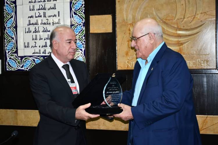 بنك سورية الدولي الإسلامي يكرم رئيس مجلس إدارته السابق الدكتور عزيز صقر 